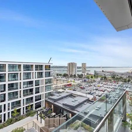 Sleek Modern Studio With Balcony Auckland Bagian luar foto