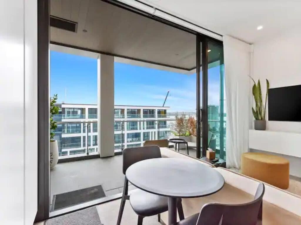 Sleek Modern Studio With Balcony Auckland Bagian luar foto