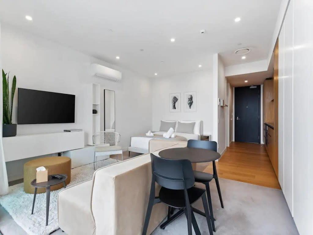 Sleek Modern Studio With Balcony Auckland Bagian luar foto