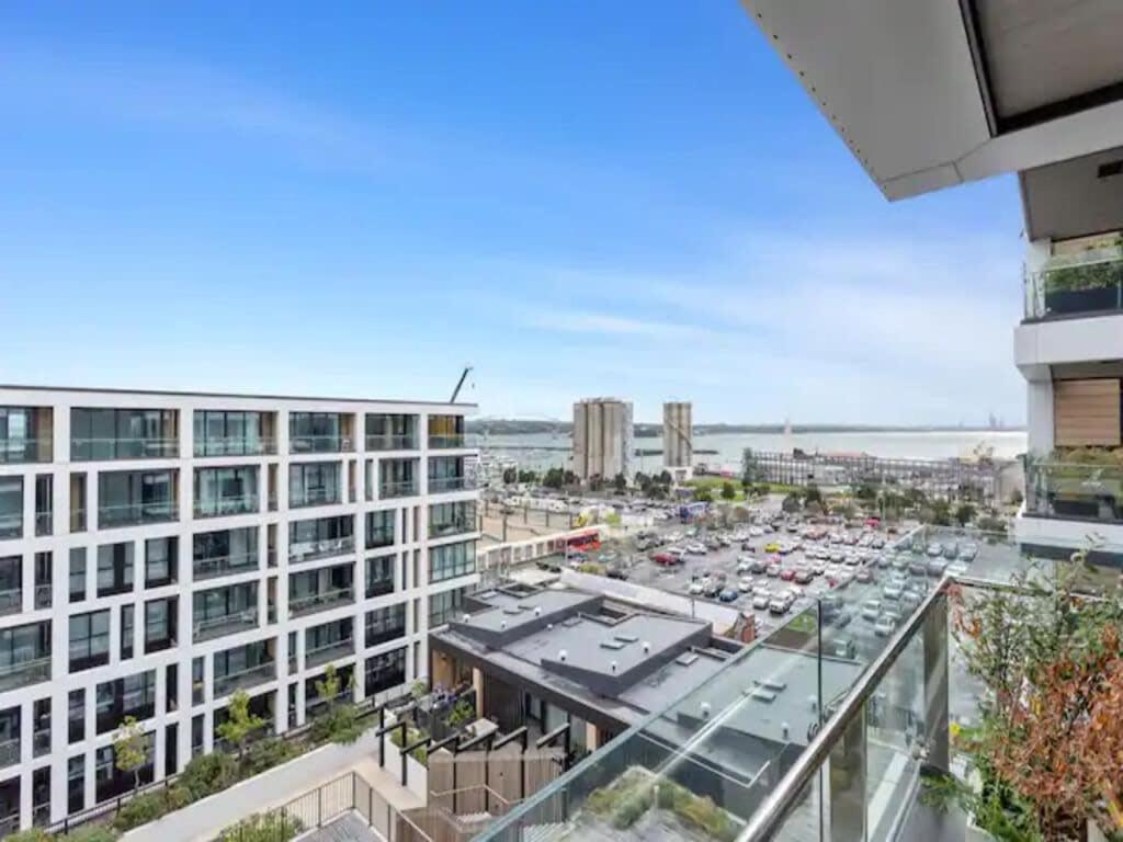 Sleek Modern Studio With Balcony Auckland Bagian luar foto