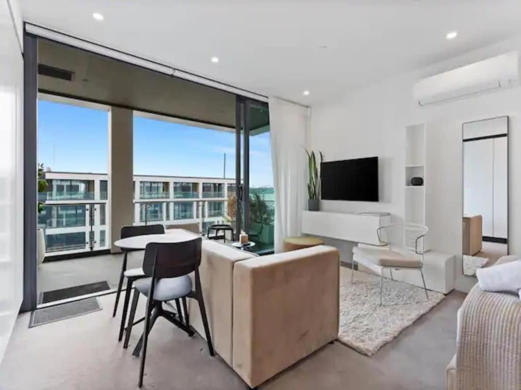 Sleek Modern Studio With Balcony Auckland Bagian luar foto