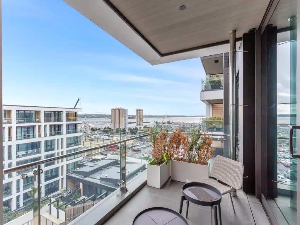 Sleek Modern Studio With Balcony Auckland Bagian luar foto