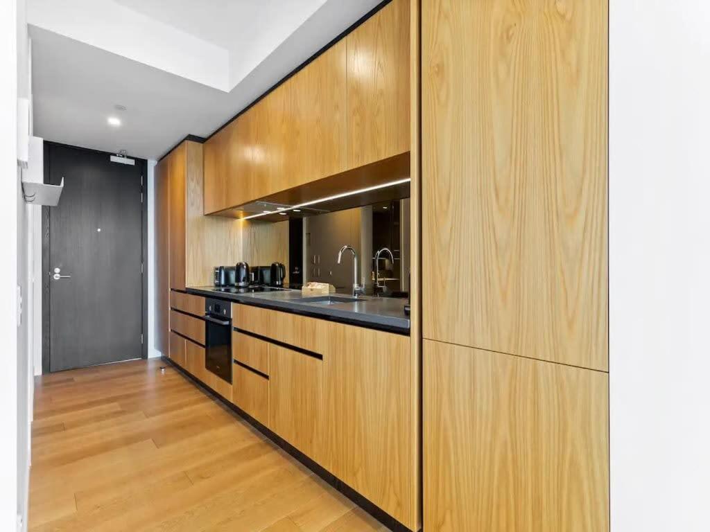 Sleek Modern Studio With Balcony Auckland Bagian luar foto