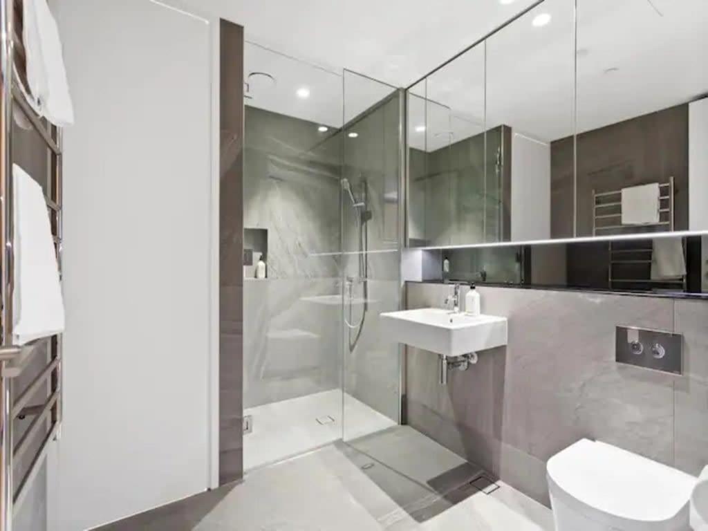 Sleek Modern Studio With Balcony Auckland Bagian luar foto